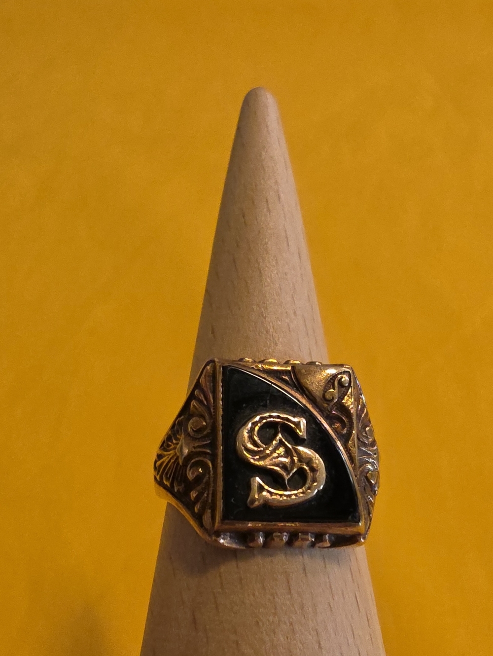 Vintage 10K GOLD ▪︎ Kinsley & Sons GOTHIC Signet Ring w/ Black Onyx "S" Accent